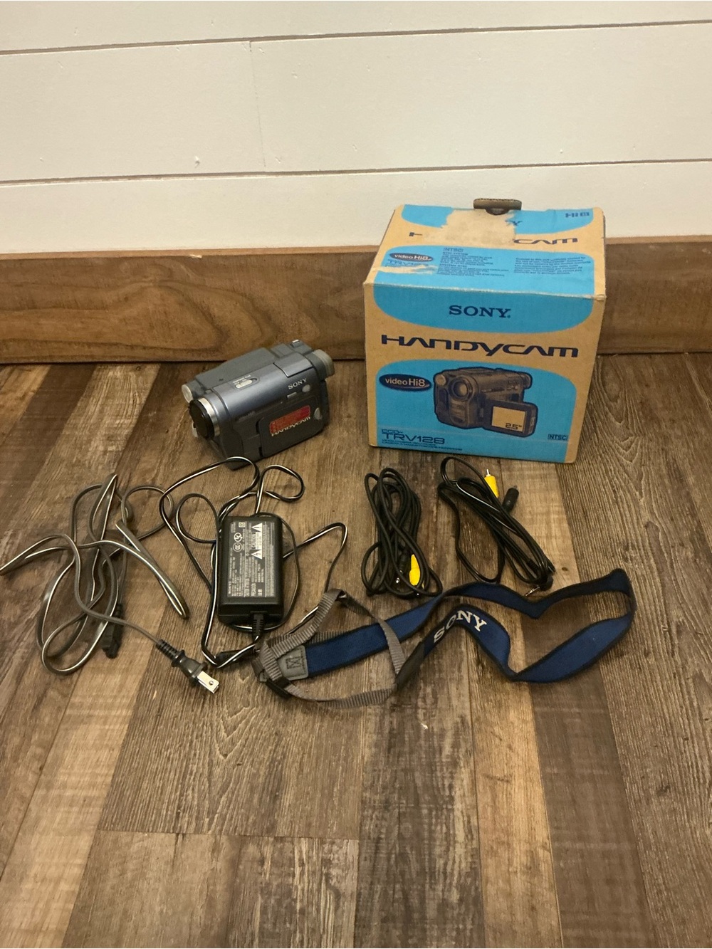 Sony CCD-TRV128 Video Camera Camcorder Hi 8 Bundle TESTED Handycam
